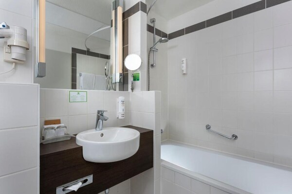 Foto van Sunday Hotel Frankfurt Airport Twin Kamer - Vakantiehuis in Neu-Isenburg - BathRoom