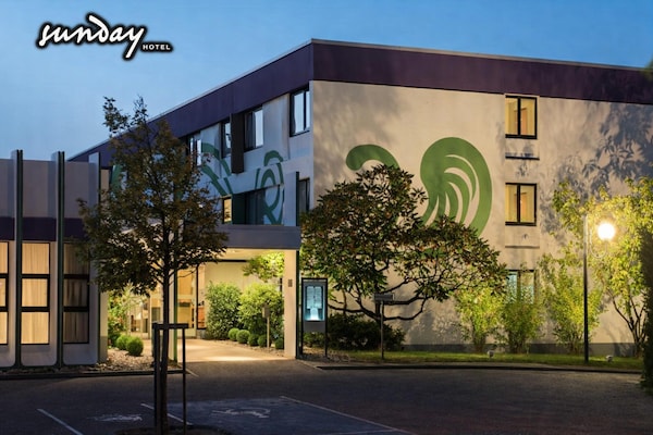Foto van Sunday Hotel Saarbrücken Süd Driepersoonskamer - Vakantiehuis in Saarbrücken - HotelExteriorSummer