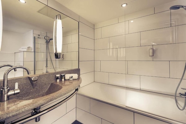 Foto van Sunday Hotel Saarbrücken Süd Driepersoonskamer - Vakantiehuis in Saarbrücken - BathRoom