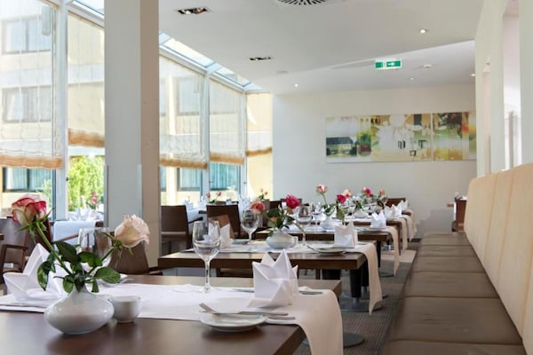 Foto van Sunday Hotel Saarbrücken Süd Driepersoonskamer - Vakantiehuis in Saarbrücken - HotelFacilitiesAndServices