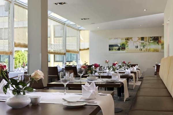 Foto van Sunday Hotel Saarbrücken Süd Driepersoonskamer - Vakantiehuis in Saarbrücken - HotelFacilitiesAndServices