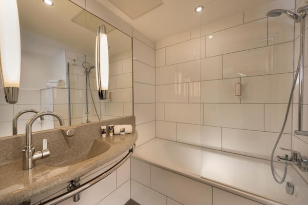 Foto van Sunday Hotel Saarbrücken Süd Driepersoonskamer - Vakantiehuis in Saarbrücken - BathRoom