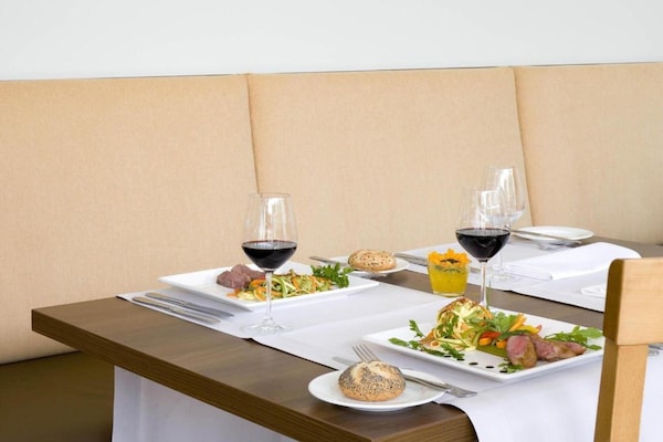 Foto van Sunday Hotel Saarbrücken Süd Driepersoonskamer - Vakantiehuis in Saarbrücken - DiningRoom