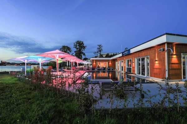 Foto van Appartementen in het Maremuritz Yachthafen Resort - Vakantiehuis in Waren (Müritz) - Pool