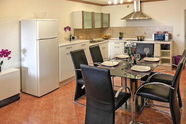 Foto van Prachtig vakantiehuis met terras - Vakantiehuis in Sommersdorf - Kitchen