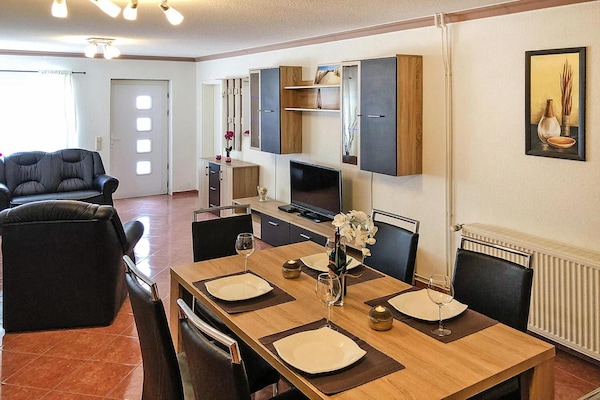 Foto van Prachtig vakantiehuis met terras - Vakantiehuis in Sommersdorf - DiningRoom