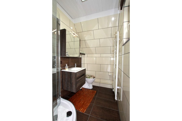 Foto van Vakantiehuis Toms Hutte met terras in Dornum - Vakantiehuis in Dornumersiel - BathRoom