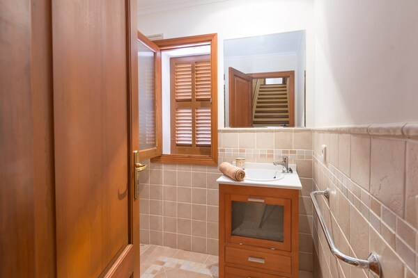 Foto van Villa in Calonge met Zwembad en Uitzicht - Vakantiehuis in S'horta, Illes Balears - BathRoom