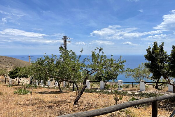 Foto van Chalet in Adra met Zee- en Bergzicht - Vakantiehuis in El Trebolar, Adra - GardenSummer