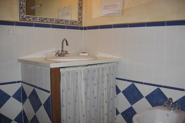 Foto van 4-persoons vakantiehuis in Laroya met zwembad - Vakantiehuis in Laroya - BathRoom