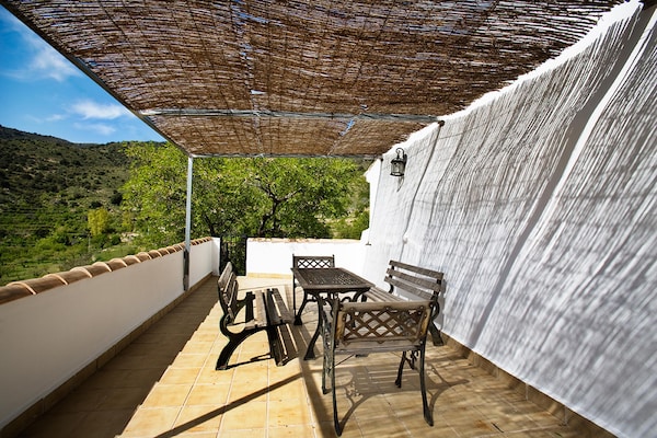 Foto van 4-persoons vakantiehuis in Laroya met zwembad - Vakantiehuis in Laroya - TerraceBalcony