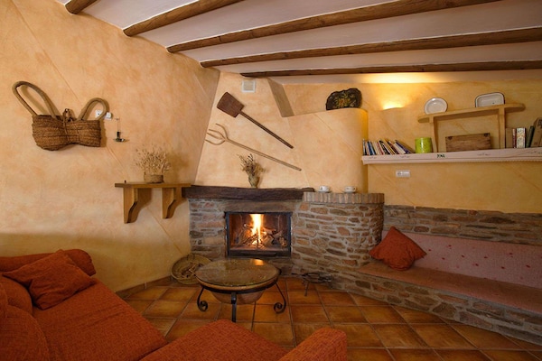 Foto van 4-persoons vakantiehuis in Laroya met zwembad - Vakantiehuis in Laroya - LivingRoom
