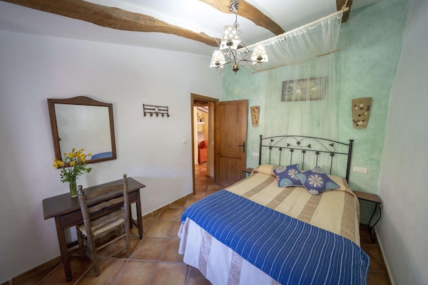 Foto van 4-persoons vakantiehuis in Laroya met zwembad - Vakantiehuis in Laroya - BedRoom