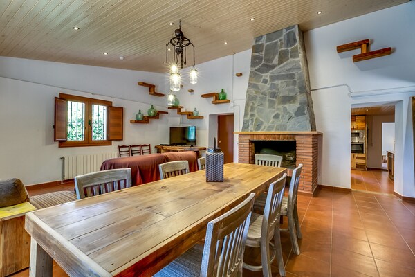 Foto van Villa in Palafolls met Privézwembad & BBQ - Vakantiehuis in Palafolls - DiningRoom