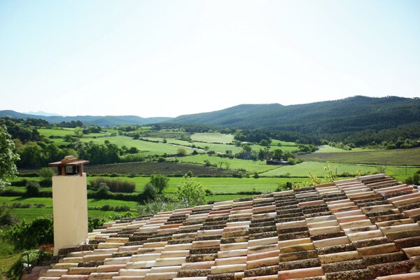 Foto van Landhuis in La Llacuna met zwembad en uitzicht - Vakantiehuis in La Llacuna - ViewSummer