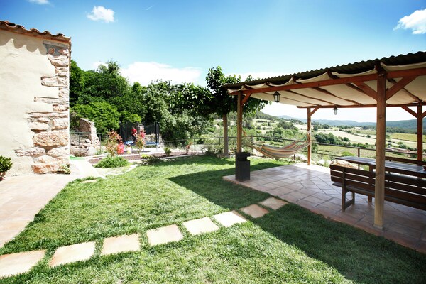 Foto van Landhuis in La Llacuna met zwembad en uitzicht - Vakantiehuis in La Llacuna - ExteriorSummer
