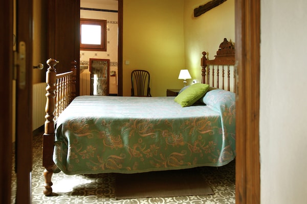 Foto van Landhuis in La Llacuna met zwembad en uitzicht - Vakantiehuis in La Llacuna - BedRoom