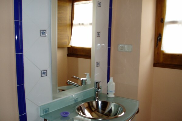Foto van Landhuis in La Llacuna met zwembad en uitzicht - Vakantiehuis in La Llacuna - BathRoom