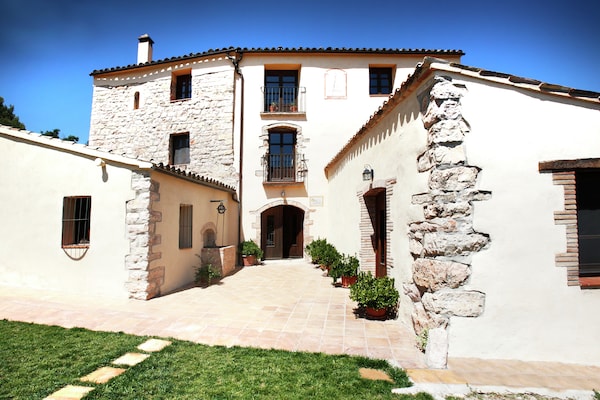 Foto van Landhuis in La Llacuna met zwembad en uitzicht - Vakantiehuis in La Llacuna - ExteriorSummer