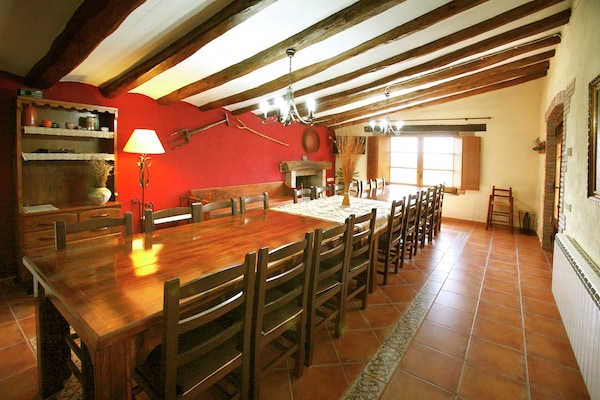 Foto van Landhuis in La Llacuna met zwembad en uitzicht - Vakantiehuis in La Llacuna - DiningRoom