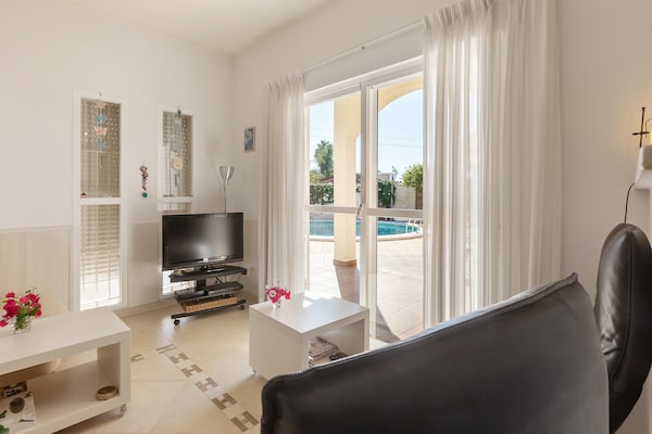 Foto van Villa aan het zwembad aan de Costa de la Luz - Vakantiehuis in Sanlúcar de Barrameda - LivingRoom