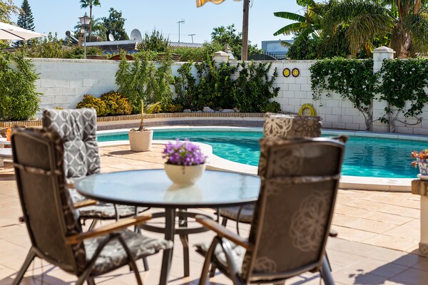 Foto van Villa aan het zwembad aan de Costa de la Luz - Vakantiehuis in Sanlúcar de Barrameda - TerraceBalcony