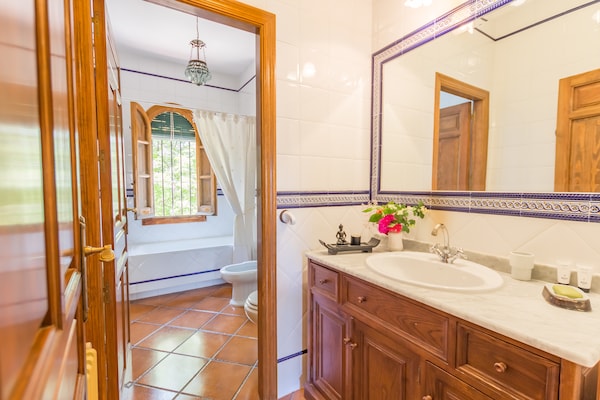 Foto van Villa met zwembad bij Sierras Subbéticas - Vakantiehuis in Priego de Córdoba - BathRoom