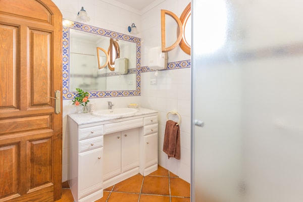 Foto van Villa met zwembad bij Sierras Subbéticas - Vakantiehuis in Priego de Córdoba - BathRoom