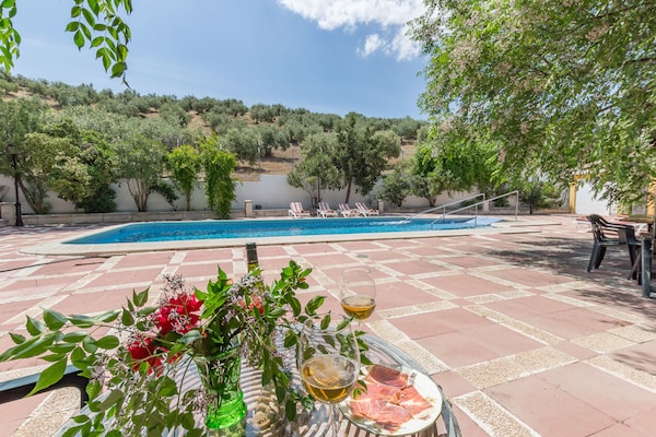 Foto van Villa met zwembad bij Sierras Subbéticas - Vakantiehuis in Priego de Córdoba - PoolOfHouse