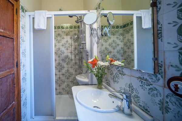 Foto van Cottage in Rute met zwembad en uitzicht - Vakantiehuis in Rute - BathRoom