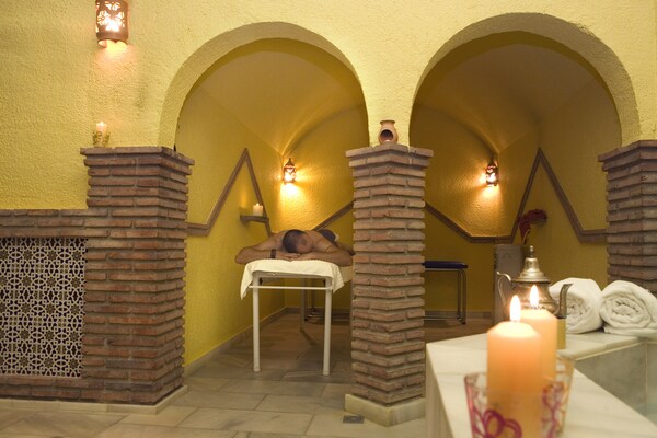 Foto van Grotwoning in Guadix bij Sierra Nevada - Vakantiehuis in Bejarin ( Purullena ) - Wellness