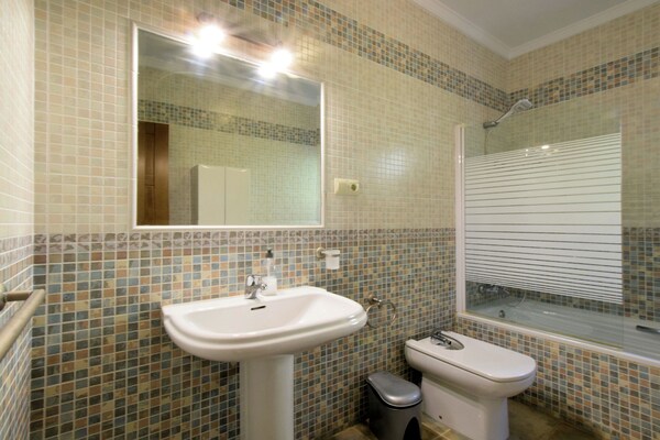Foto van Luxe villa in Sayalonga met privézwembad - Vakantiehuis in Sayalonga - BathRoom