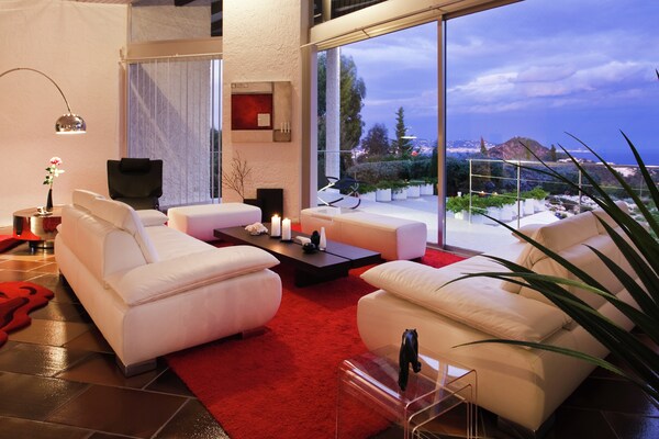 Foto van Weelderig ontworpen villa met uitzicht op zee - Vakantiehuis in Mandelieu-la-Napoule - LivingRoom