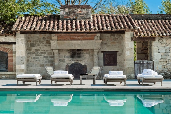 Foto van Kasteel in Nouvelle-Aquitaine met zwembad & uitzicht - PoolOfHouse