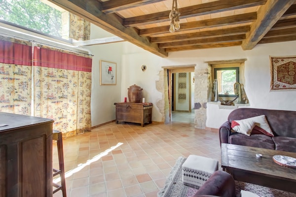 Foto van Vakantiehuis in Mazeyrolles met tuin - Vakantiehuis in Mazeyrolles - LivingRoom