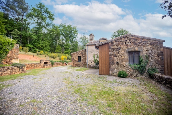 Foto van Vakantiehuis in Mazeyrolles met tuin - Vakantiehuis in Mazeyrolles - ExteriorSummer