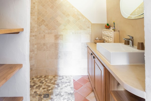 Foto van Vakantiehuis in Mazeyrolles met tuin - Vakantiehuis in Mazeyrolles - BathRoom