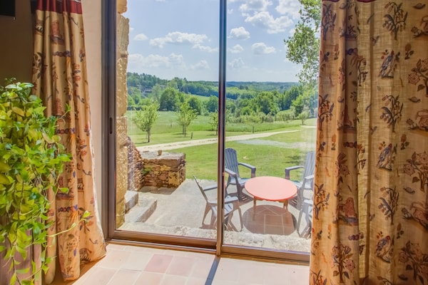 Foto van Vakantiehuis in Mazeyrolles met tuin - Vakantiehuis in Mazeyrolles - LivingRoom