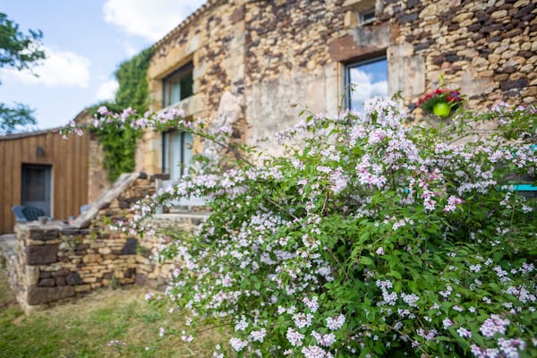 Foto van Vakantiehuis in Mazeyrolles met tuin - Vakantiehuis in Mazeyrolles - GardenSummer