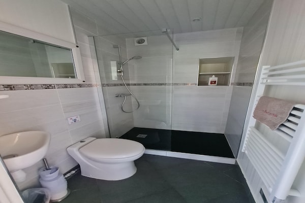 Foto van Vakantiehuis Vault-de-Lugny bij bos - Vakantiehuis in Vault de Lugny - BathRoom