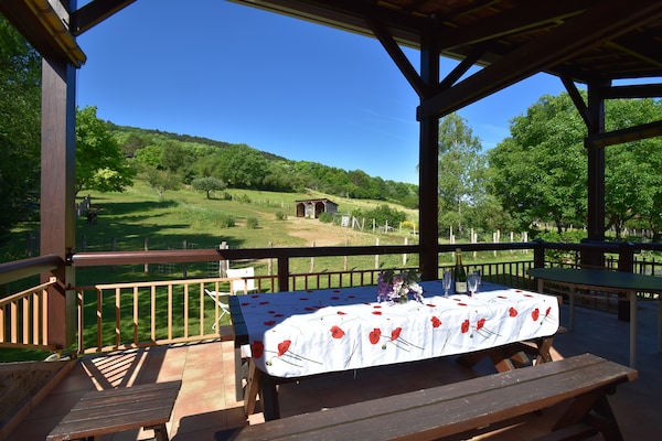Foto van Vakantiehuis Vault-de-Lugny bij bos - Vakantiehuis in Vault de Lugny - TerraceBalcony