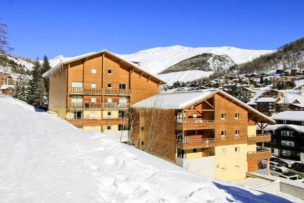 Foto van Zonnig verblijf in de Alpen voor vier personen - Vakantiehuis in Allos - ExteriorWinter