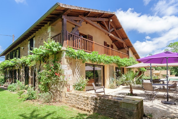 Foto van Ruime boerderij met zwembad - Vakantiehuis in Nantheuil - ExteriorSummer