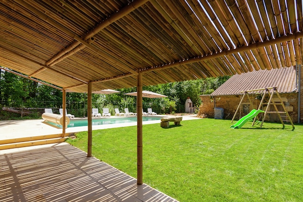 Foto van Ruime boerderij met zwembad - Vakantiehuis in Nantheuil - TerraceBalcony