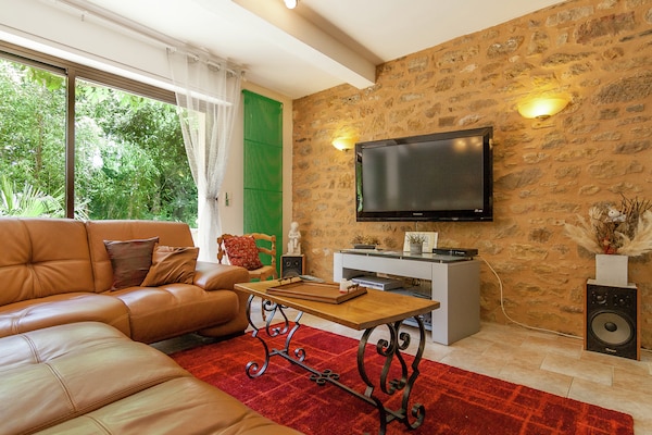 Foto van Grote boerderij met privétuin - Vakantiehuis in Nantheuil - LivingRoom