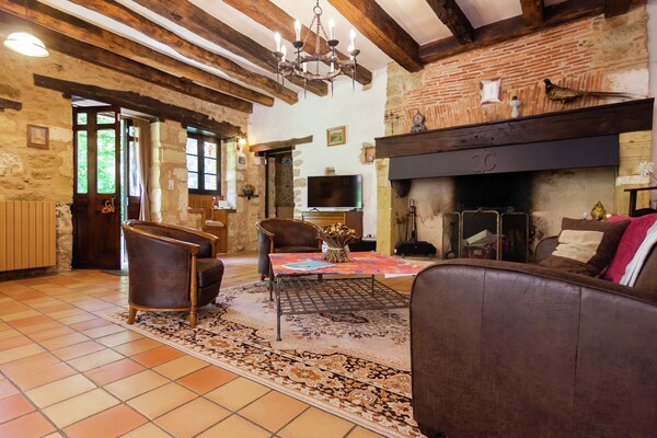 Foto van Grote boerderij met privétuin - Vakantiehuis in Nantheuil - LivingRoom