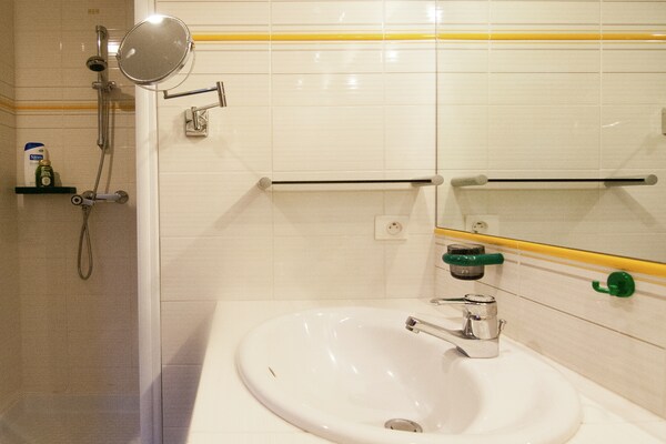 Foto van Grote boerderij met privétuin - Vakantiehuis in Nantheuil - BathRoom