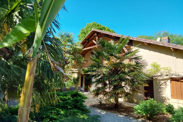 Foto van Grote boerderij met privétuin - Vakantiehuis in Nantheuil - ExteriorSummer