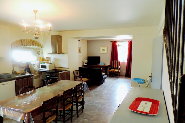 Foto van Authentieke stenen Mas Retreat - Vakantiehuis in LES ASSIONS - DiningRoom