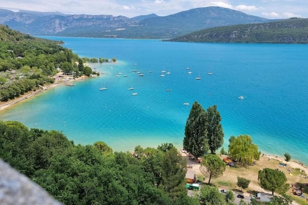 Foto van Chalet in Provence met Schaduwrijke Pijnbomen - Vakantiehuis in Carnoux-en-Provence - AreaSummer20KM